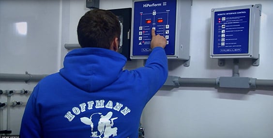 Un employé de la ferme laitière Hoffman utilise le module de communication robot